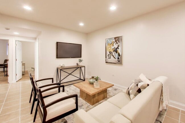 Foto del edificio - 6170 N Winchester Ave