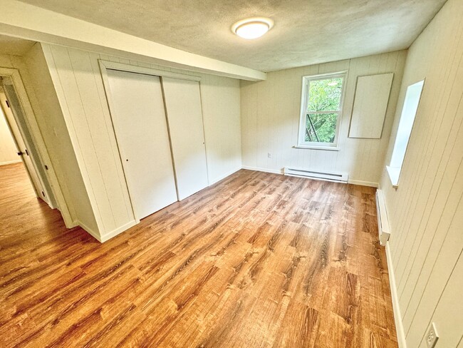 Building Photo - AVAILABLE 3BD 1BTH NOW!