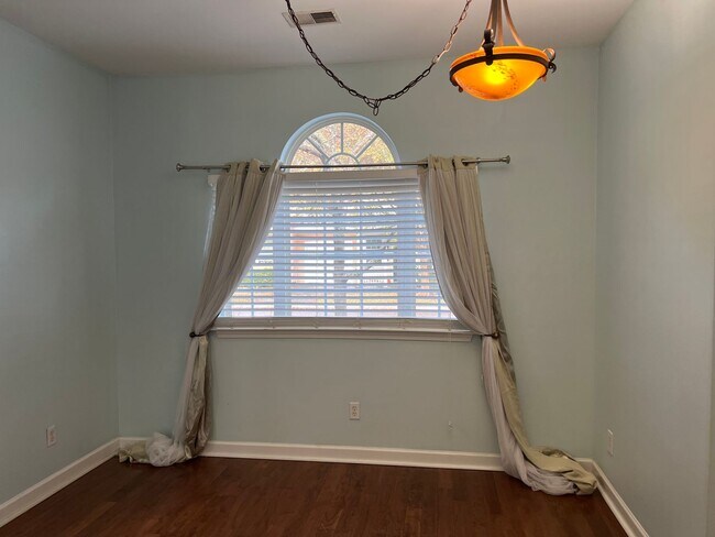 Building Photo - Wonderful townhome w/ garage in Wellstone