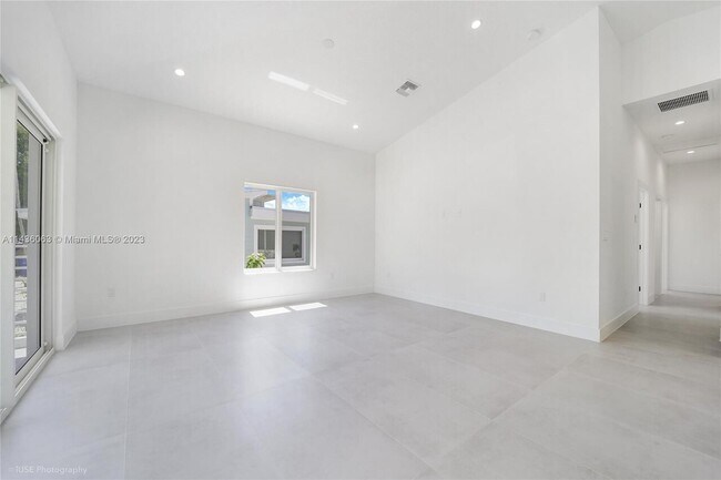 Building Photo - $4,200 5 Bowen Dr