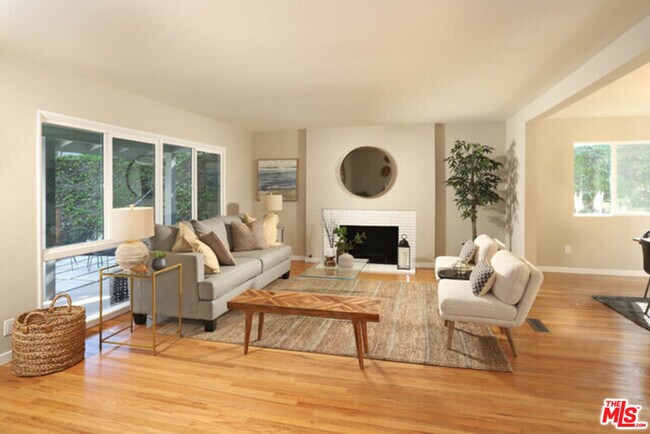 Foto del edificio - 27051 Shorewood Rd