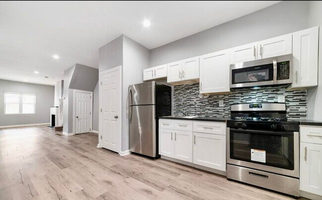 Building Photo - SPACIOUS 3bd/1ba Kingsessing Home Availabl...