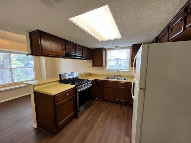 Foto del edificio - LOVELY 3 BEDROOM 2 BATH HOME IN NORTH EAST...