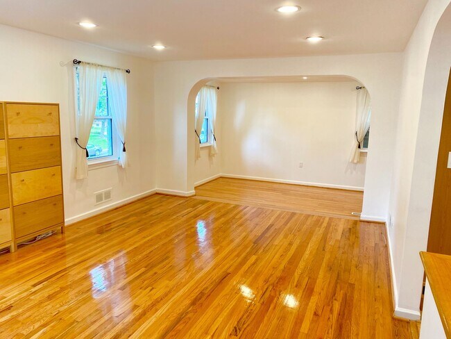Foto del edificio - Huge 3 Bedroom SFH in Silver Spring!
