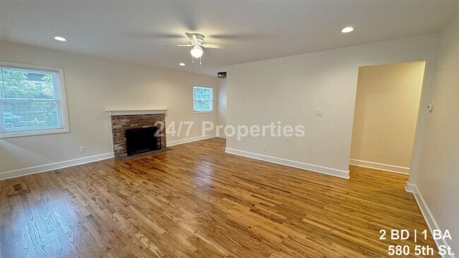 Building Photo - Remodeled 2 BD | 1BA Duplex - First Edition Lake Oswego