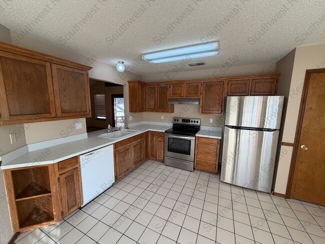 Building Photo - Cute 3 Bed 2 Bath 2 Car Garage home