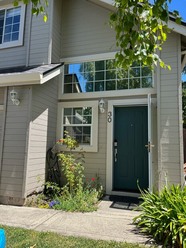 Building Photo - 30 Silver Birch Ln