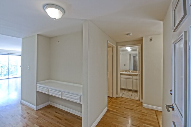 Building Photo - Bright & Airy, 2nd Floor, Corner Unit Cond...