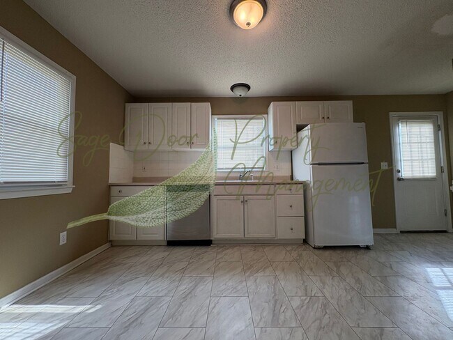 Building Photo - DUPLEX IN INDEPENDENCE!!!