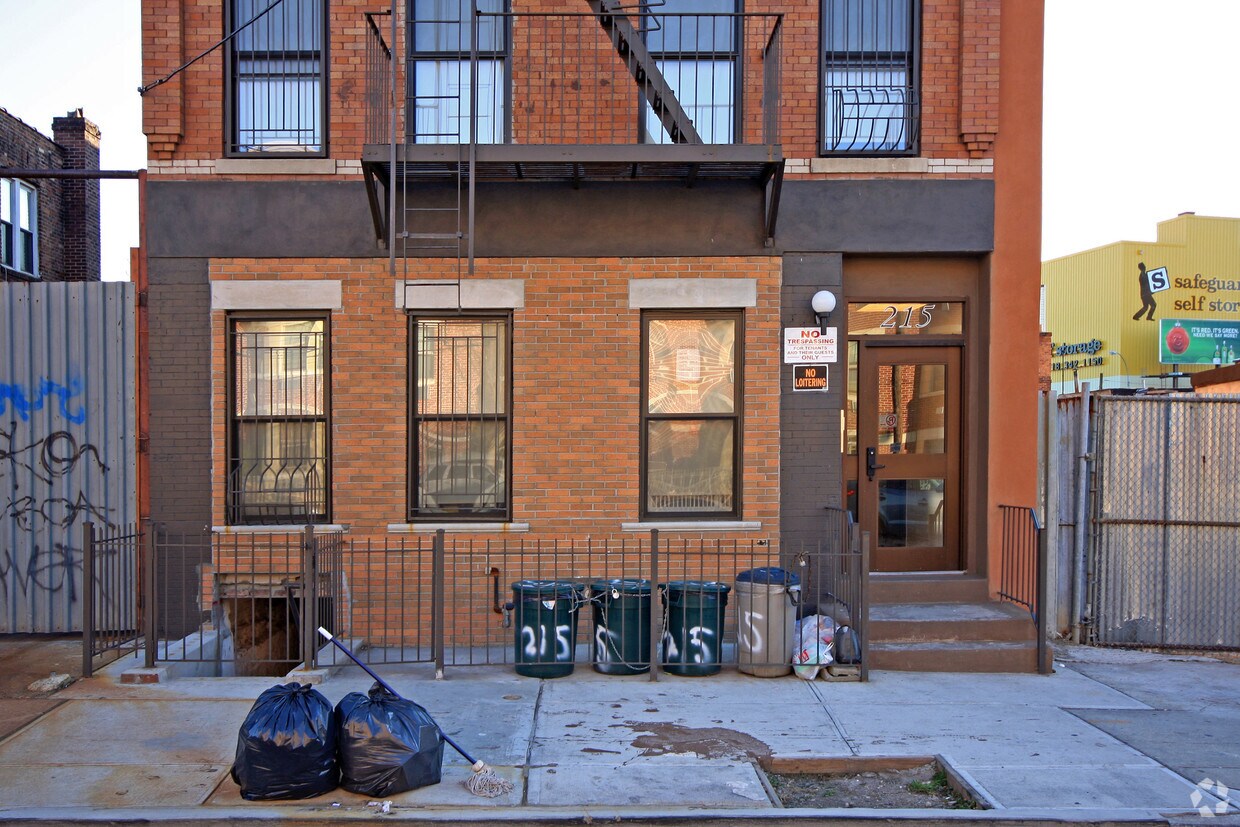 Foto del edificio - 215 Mother Gaston Blvd