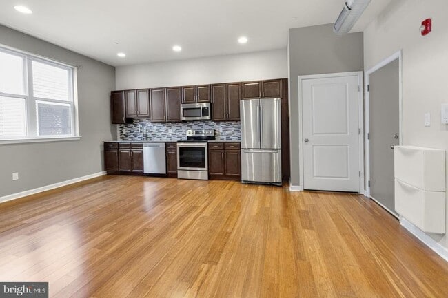 Building Photo - 2418 Frankford Ave