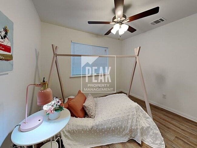 Building Photo - Beautiful Townhome: 3 Bed/2.5 Bath located...