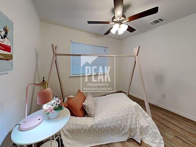 Foto del edificio - Beautiful Townhome: 3 Bed/2.5 Bath located...