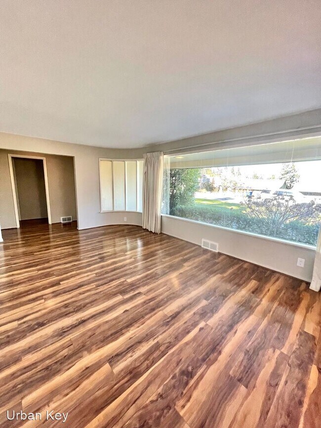 Building Photo - 3 br, 2 bath House - 8023 NE 28th St