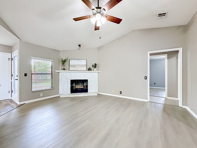 Foto del edificio - 341 Hickory Hollow Dr N