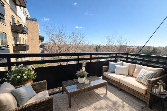 Foto del edificio - 1735 W Diversey Pkwy