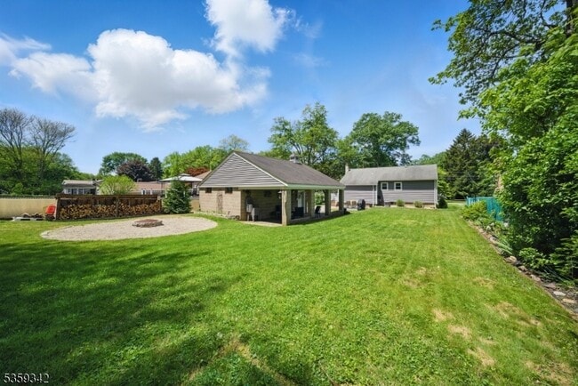 Building Photo - 22 Beaver Brook Ln