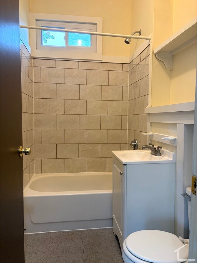 Foto del edificio - Unique Allston Townhome. Avail NOW or 9/1. Now with Higher Ceili...