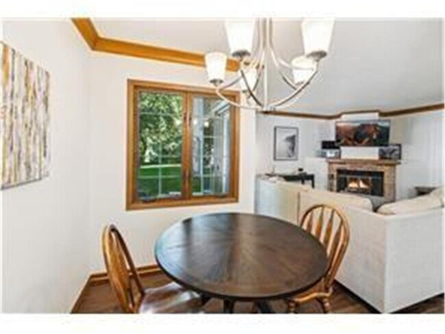 Foto del edificio - 3563 Blue Jay Way