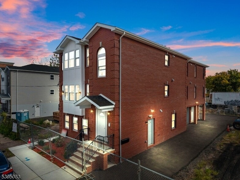 Photo - 24 Garibaldi Avenue Unit