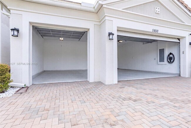 Foto del edificio - 5850 Whippoorwill Cir