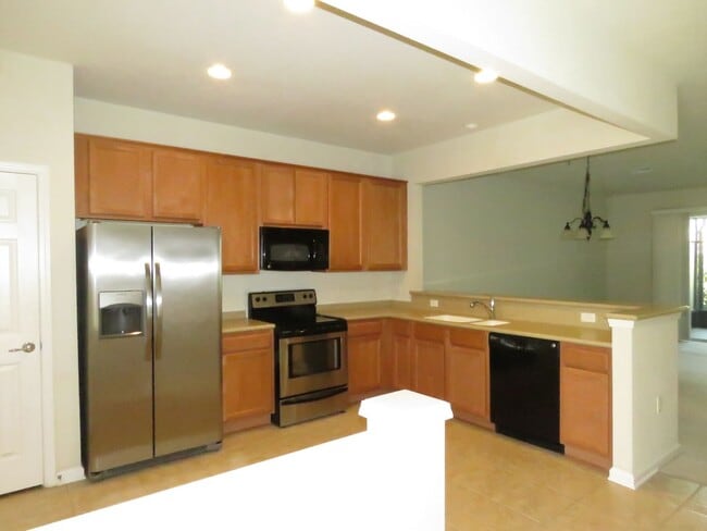 Building Photo - Spacious 3/2.5/1 Townhouse, Lawn Service, Garbage and Water Included