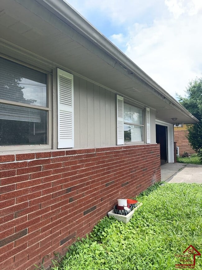 Building Photo - 610 Mooremont Terrace