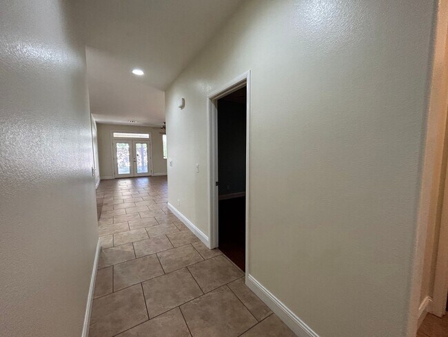 Building Photo - Single Story Townhouse! 3 Bed, 2 Bath, 2 Car!
