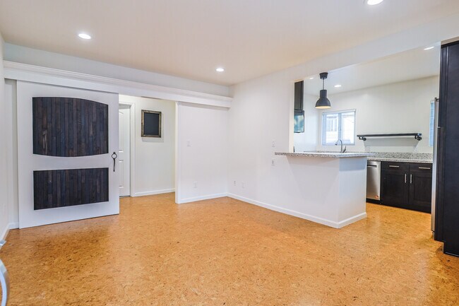 Building Photo - 256 W Tujunga Ave