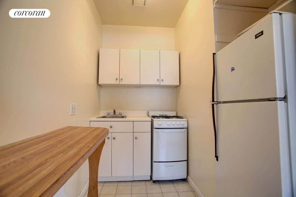 Building Photo - 128 W 81st St