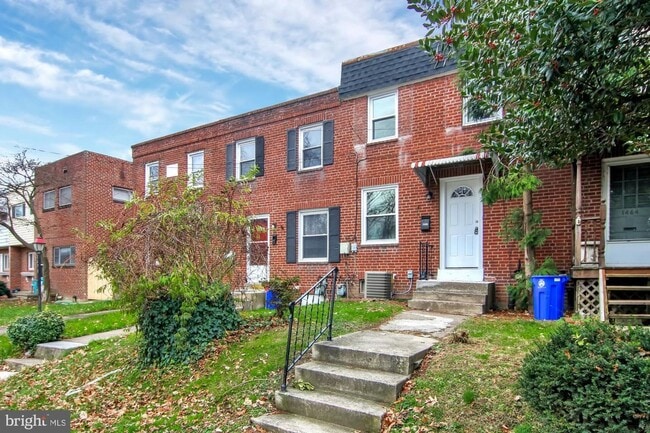 Building Photo - Coming Soon - Cozy 2 Bedroom, 1 Bath Townh...