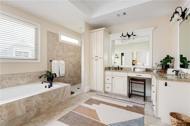 Foto del edificio - 582 St Charles Ave NE