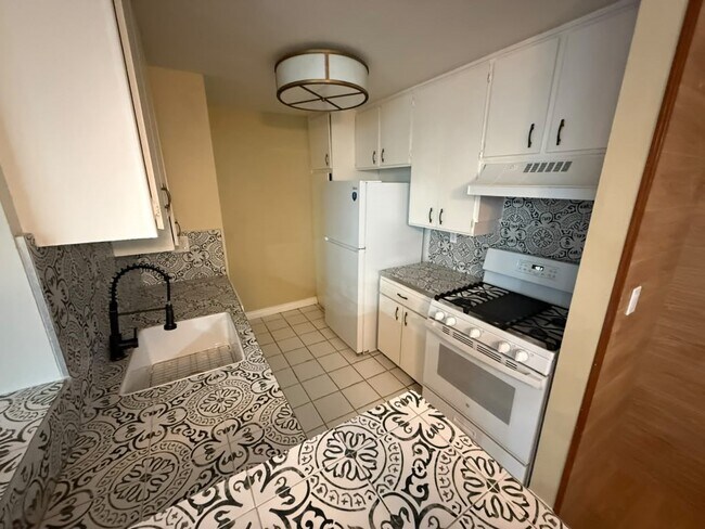 Foto del edificio - 17900 W Sherman Way