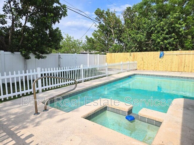 Foto del edificio - 4323 Darlington Rd