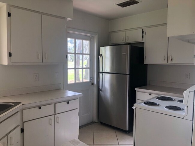 Building Photo - 3 Bed 2 full Bathroom Home Pet Friendly Se...