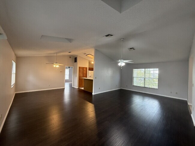 Foto del edificio - Charming 3 Bedroom with 2 Full Baths in Ca...