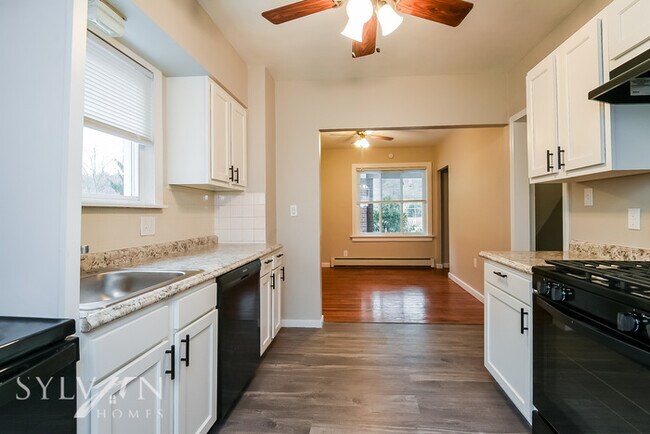 Building Photo - The living is easy in this 3 bedroom, 2 ba...