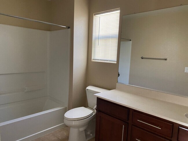 Foto del edificio - Beautiful 3 bedroom available