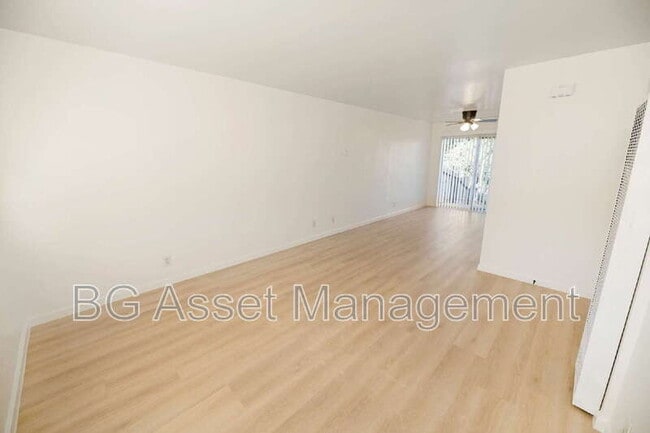 Foto del edificio - 547 Rodeo Ave