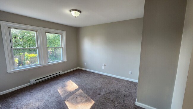 Building Photo - 2nd Floor walk up 2+1 in duplex. Washer/Dr...