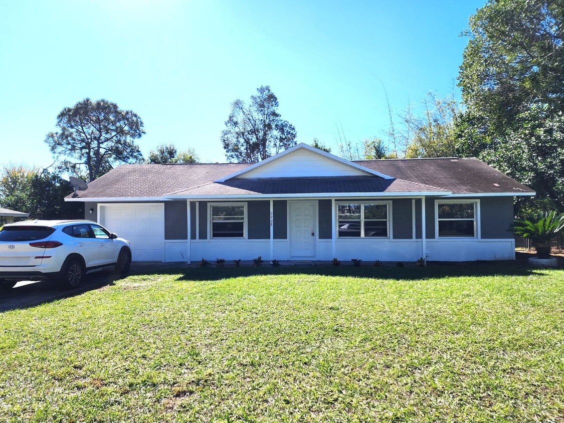 Foto principal - Open Floor Plan; New Flooring and Paint; L...