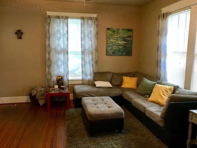 Building Photo - UT PRE-LEASE: Hyde Park 4 bed / 3 bath.  O...