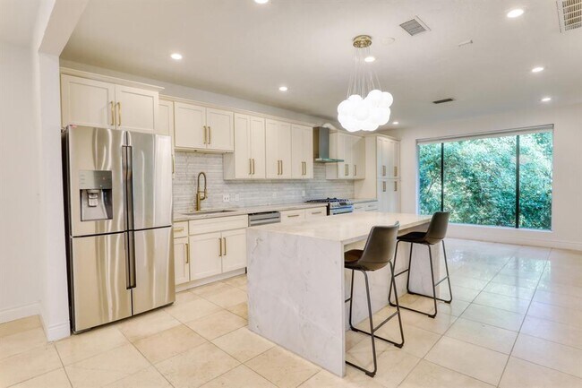 Building Photo - 68 Sugar Berry Cir