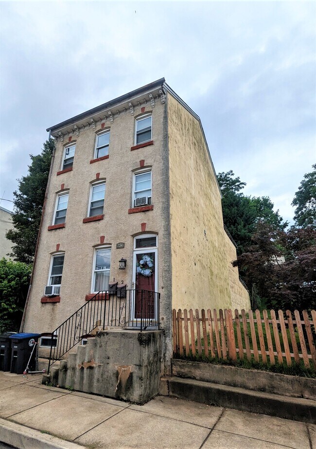 Foto del edificio - 236 E Hector St