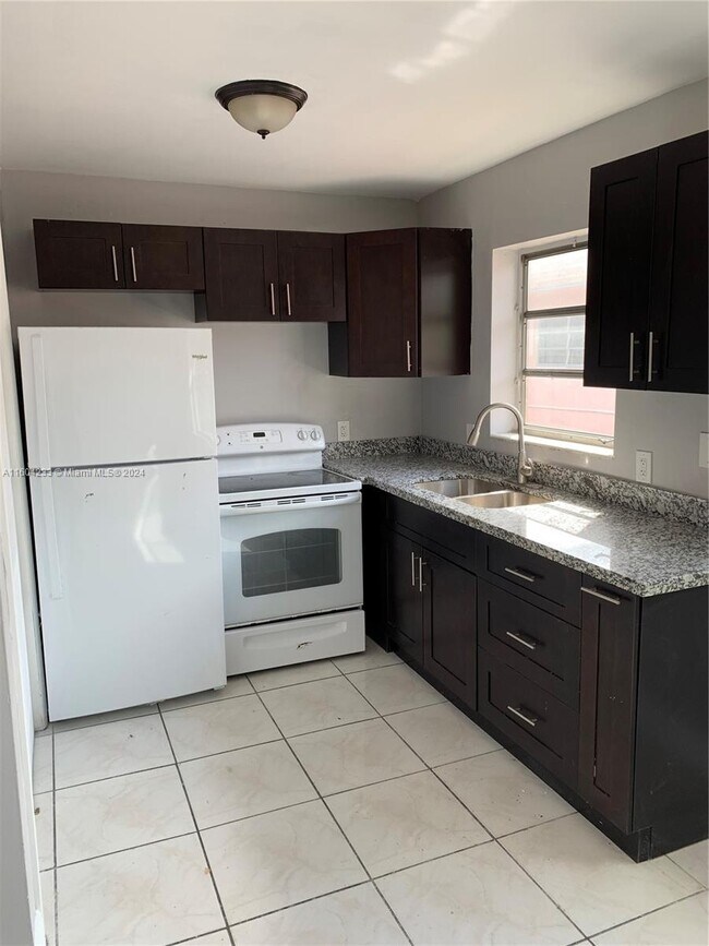 Foto del edificio - 5880 NW 16th Pl