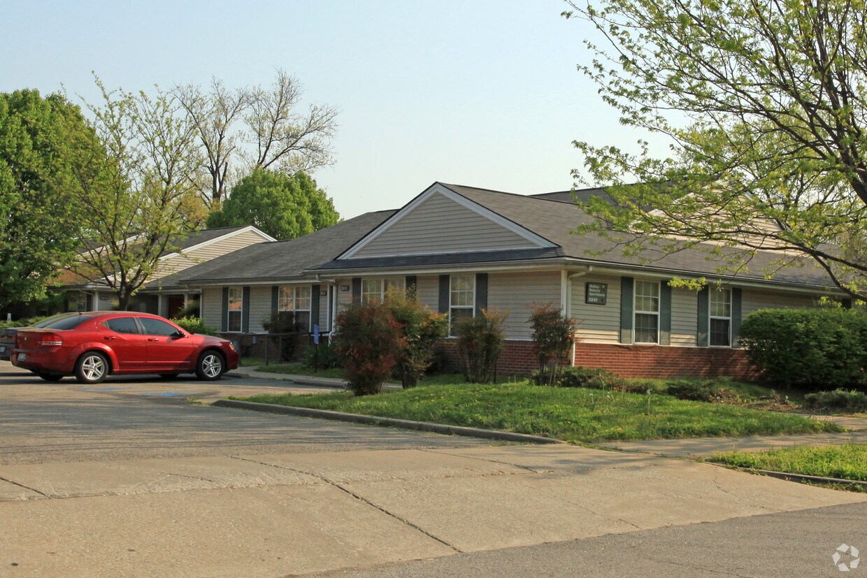 Primary Photo - Mullins-Roberts Apartments