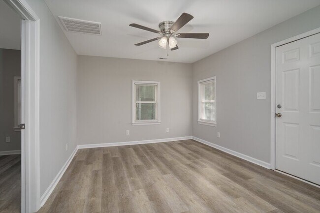 Foto del edificio - 336 Coleman Ave