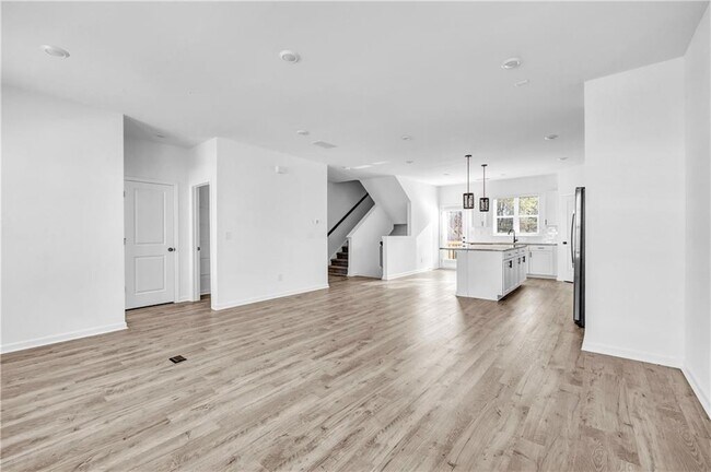 Building Photo - 5772 Schelton Pl