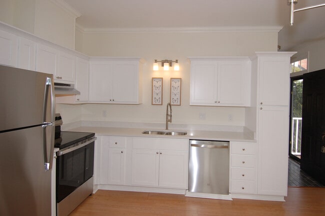 Building Photo - 1651 Village Glenn Dr