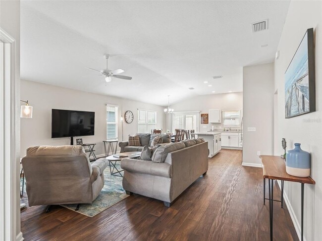 Foto del edificio - 449 Gilson Loop